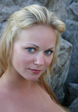 18 year old girl Amber nudes the cum from her bf's cock after they screw